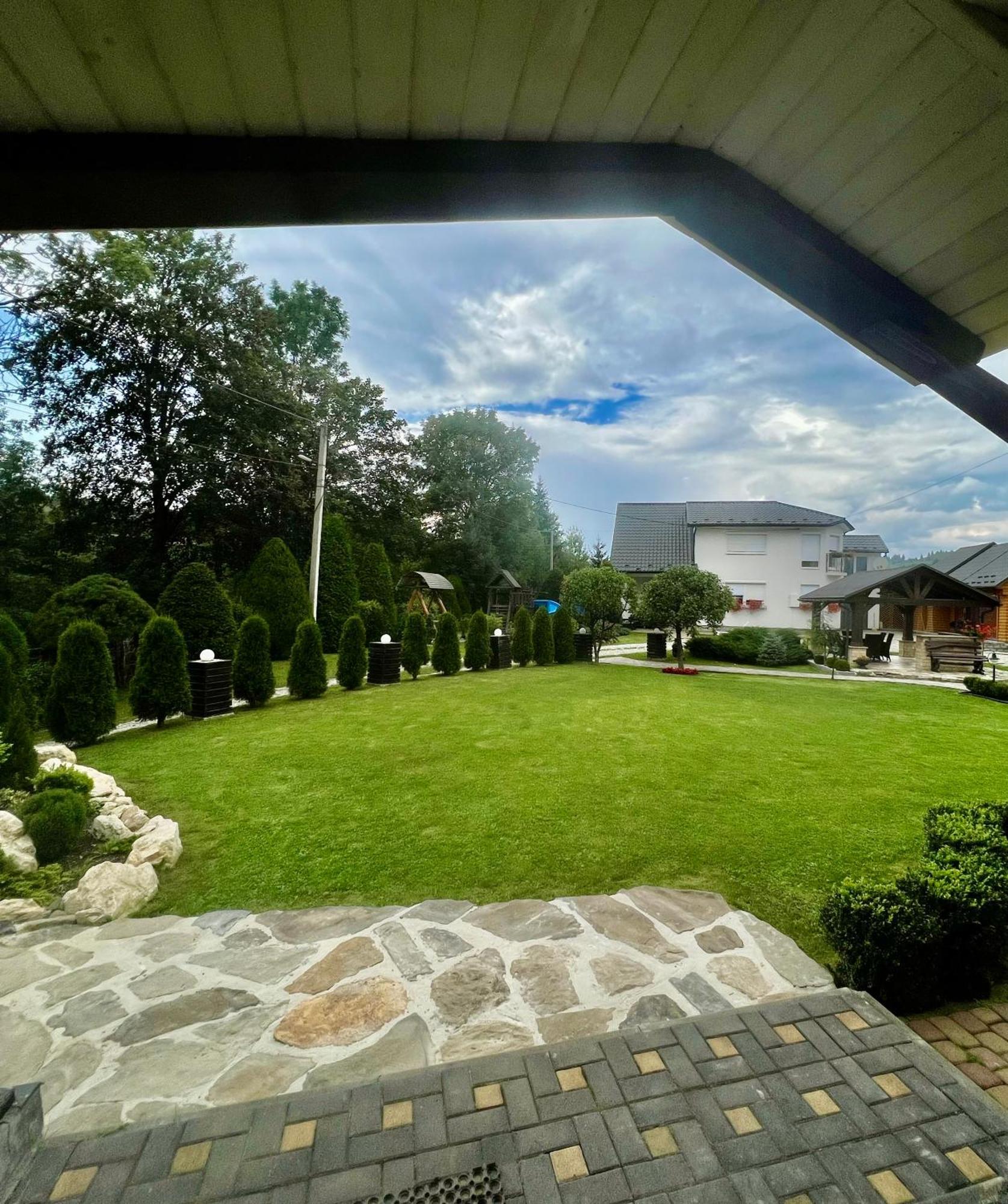 Arnica Hotel Yasinya Ngoại thất bức ảnh
